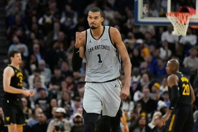 直播观看-我去！又伤1个！强行带伤回归卡规则！文班真的很想要！给他吗|MVP|保罗·乔治|圣安东尼奥马刺队|费城76人队|卢卡-东契奇_新浪体育_新浪新闻